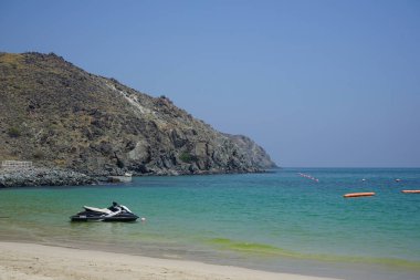 Khor Fakkan, Sharjah, BAE - 21 Nisan 2023: Khor Fakkan Sahili yakınlarındaki Umman Körfezi 'nde şahsi bir su aracı park halinde. Kişisel su aracı, PWC, su motosikleti, bir su gemisidir..                               