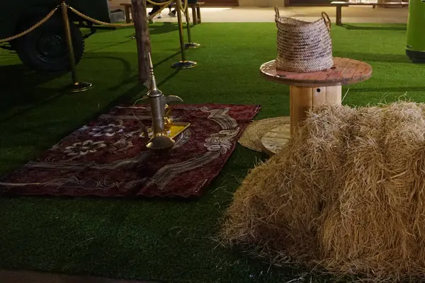 Ramazan ayı için pazar tezgahlarının yakınında şenlik dekorasyonları düzenleniyor. Ramazan, İslam takviminin dokuzuncu ayıdır. Khor Fakkan, Sharjah, Birleşik Arap Emirlikleri.                               