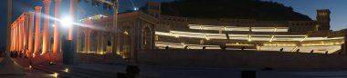 Khor Fakkan, Sharjah, Birleşik Arap Emirlikleri - 21 Nisan 2023: Ramazan ayının son akşamı Khor Fakkan Amfitiyatrosu yakınlarında kutlama faaliyetleri gerçekleşti. Khor Fakkan Amfitiyatrosu açık hava tiyatrosu ve kültürel bir simgedir..