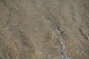 Nisan ayında Khor Fakkan Sahili 'nde Umman Körfezi' nde su ve kum. Khor Fakkan, Sharjah, Birleşik Arap Emirlikleri.