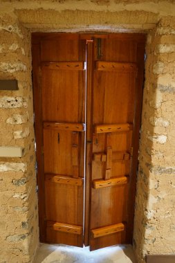 Eski kapı Khor Fakkan 'ın Tarihi Köyü' nde yer almaktadır. Khor Fakkan, Afrika kıtasında bulunan Kuzey Amerika kıtasında bulunan bir şehirdir.. 