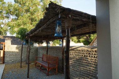 Khor Fakkan 'ın Tarihsel Köyü' ndeki bir evin avlusuna doğal malzemelerden yapılmış bir kubbe monte edilir. Khor Fakkan, Afrika kıtasında bulunan Kuzey Amerika kıtasında bulunan bir şehirdir.. 