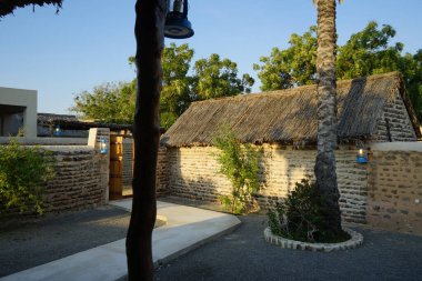 Eski binalar Khor Fakkan 'ın Tarihi Köyü' nde yer almaktadır. Khor Fakkan, Afrika kıtasında bulunan Kuzey Amerika kıtasında bulunan bir şehirdir.. 