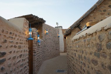 Eski binalar Khor Fakkan 'ın Tarihi Köyü' nde yer almaktadır. Khor Fakkan, Afrika kıtasında bulunan Kuzey Amerika kıtasında bulunan bir şehirdir.. 