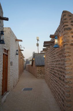 Eski binalar Khor Fakkan 'ın Tarihi Köyü' nde yer almaktadır. Khor Fakkan, Afrika kıtasında bulunan Kuzey Amerika kıtasında bulunan bir şehirdir.. 