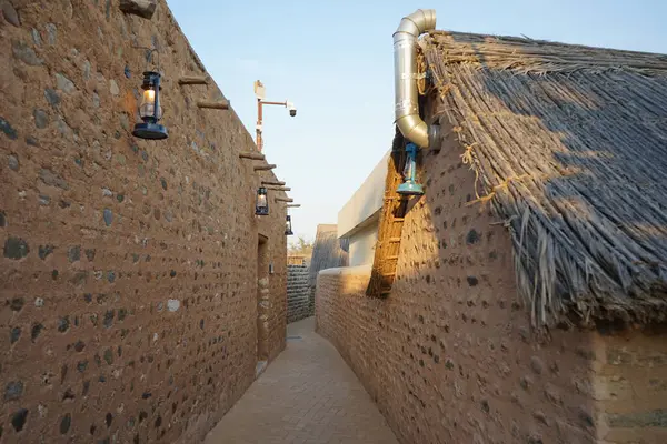 Eski binalar Khor Fakkan 'ın Tarihi Köyü' nde yer almaktadır. Khor Fakkan, Afrika kıtasında bulunan Kuzey Amerika kıtasında bulunan bir şehirdir.. 