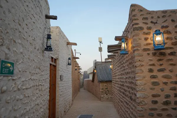 Eski binalar Khor Fakkan 'ın Tarihi Köyü' nde yer almaktadır. Khor Fakkan, Afrika kıtasında bulunan Kuzey Amerika kıtasında bulunan bir şehirdir.. 