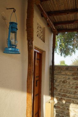 Gazyağı lambası olarak tasarlanmış bir fener, Khor Fakkan, Sharjah, BAE 'deki tarihi bir köyde eski bir binayı süsler ve aydınlatır.. 