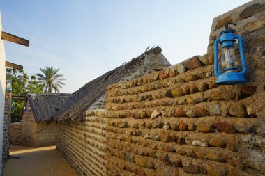 Gazyağı lambaları olarak tasarlanan fenerler, Khor Fakkan, Sharjah, BAE 'deki tarihi köydeki eski binaları süsler ve aydınlatır.. 