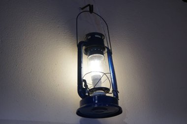 Gazyağı lambası olarak tasarlanmış bir fener, Khor Fakkan, Sharjah, BAE 'deki tarihi bir köyde eski bir binayı süsler ve aydınlatır.. 