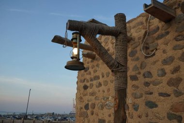 Gazyağı lambası olarak tasarlanmış bir fener, Khor Fakkan, Sharjah, BAE 'deki tarihi bir köyde eski bir binayı süsler ve aydınlatır.. 