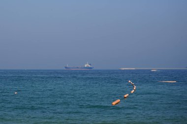 Nisan ayında Khor Fakkan Sahili 'nden Umman Körfezi manzarası ve su aracı. Khor Fakkan, Sharjah, Birleşik Arap Emirlikleri.                                