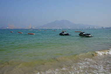 Khor Fakkan, Sharjah, BAE - 21 Nisan 2023: Khor Fakkan Sahili 'nde Umman Körfezi açıklarında park edilmiş PWC' ler. Kişisel su aracı, PWC, su motosikleti, bir su gemisidir.. 