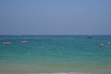 Nisan ayında Khor Fakkan Sahili 'nden Umman Körfezi manzarası ve su aracı. Khor Fakkan, Sharjah, Birleşik Arap Emirlikleri.                             