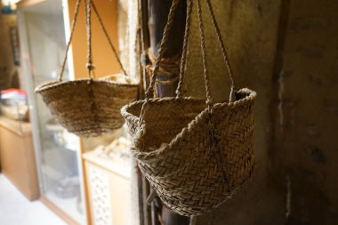 Tarihsel Köy Khor Fakkan, Şeriat, Birleşik Arap Emirlikleri 'nin kapılarında antik hasır sepetler asılı duruyor..