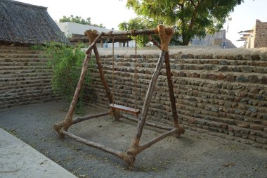 Tarihsel Köy Khor Fakkan, Sharjah, BAE 'ye antika bir çocuk salıncağı kondu.. 