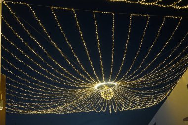 Khor Fakkan, Sharjah, BAE 'deki binalar arasında güzel bir akşam sokak aydınlatması. 