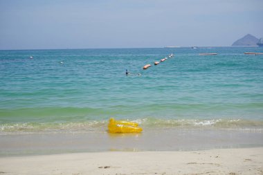 Oturmak için yüzülebilir sarı yarı daire Khor Fakkan Sahili 'nde Khor Fakkan Körfezi kıyısında yer almaktadır. Khor Fakkan, Sharjah, BAE.                                