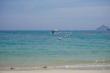 Khor Fakkan, Sharjah, BAE - 22 Nisan 2023: Turist ve dalış ekipmanları ile birlikte Khor Fakkan kıyılarına doğru yelken açıyor.                               