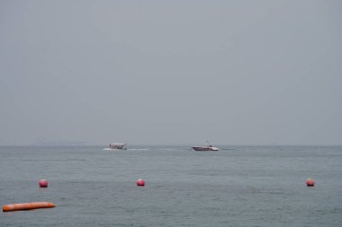 Khor Fakkan, Sharjah, BAE - 23 Nisan 2023: Umman Körfezi ve su araçları Khor Fakkan Sahili 'nden görülebilir.                      