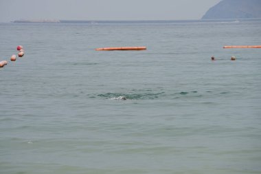 Nisan ayında Umman Körfezi manzarası Khor Fakkan Sahili, Sharjah, BAE 'den görülebilir.. 