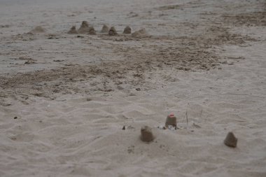 Nisan ayında Umman Körfezi 'ndeki Khor Fakkan Sahili' nde kumdan kaleler yapıldı. Khor Fakkan, Sharjah, BAE. 