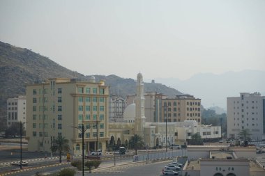 Khor Fakkan, Sharjah, BAE - 24 Nisan 2023: Khor Fakkan limanı yakınlarındaki Hay Al Sharg 'da Ebu Bekir Al Siddiq Camii' nin manzarası. 