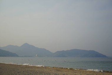 Nisan ayında Khor Fakkan tatil beldesinin sahil manzarası. Sharjah, BAE.