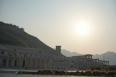 Khor Fakkan, Sharjah, BAE - 24 Nisan 2023: Güneş Nisan akşamı Hurfakkan Amfitiyatrosunun üzerinde parlıyor. Hurfakkan Amfitiyatrosu, Khor Fakkan 'da bulunan Şeriat Emirliği' nin açık hava tiyatrosu ve kültürel simgesidir.. 