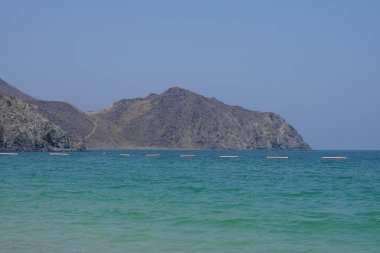 Umman Körfezi manzarası ve Khor Fakkan, Sharjah, BAE sahilinden kayalık kıyı şeridi..                                