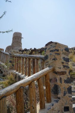 Nisan ayında gözlem kulesi ve eski Najd Al Miqsar köyü ile kalenin manzarası. Najd Al Miqsar, Khor Fakkan 'ın batısında, BAE' nin başkenti Sharjah 'ta terk edilmiş tarihi bir yerleşim yeridir.. 