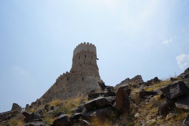 Nisan ayında Najd Al Miqsar 'daki antik kaledeki gözetleme kulesinin manzarası. Najd Al Miqsar, Khor Fakkan 'ın batısında, BAE' nin başkenti Sharjah 'ta terk edilmiş tarihi bir yerleşim yeridir..