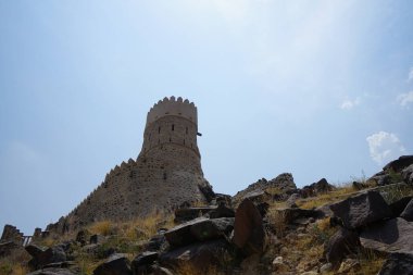Nisan ayında Najd Al Miqsar 'daki antik kaledeki gözetleme kulesinin manzarası. Najd Al Miqsar, Khor Fakkan 'ın batısında, BAE' nin başkenti Sharjah 'ta terk edilmiş tarihi bir yerleşim yeridir..