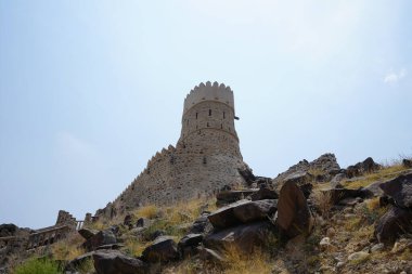 Nisan ayında Najd Al Miqsar 'daki antik kaledeki gözetleme kulesinin manzarası. Najd Al Miqsar, Khor Fakkan 'ın batısında, BAE' nin başkenti Sharjah 'ta terk edilmiş tarihi bir yerleşim yeridir..