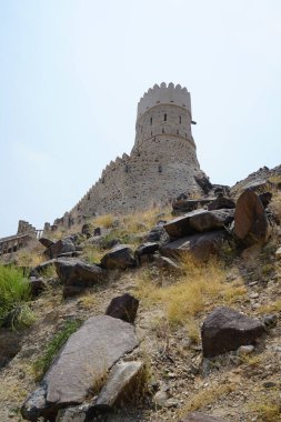 Nisan ayında Najd Al Miqsar 'daki antik kaledeki gözetleme kulesinin manzarası. Najd Al Miqsar, Khor Fakkan 'ın batısında, BAE' nin başkenti Sharjah 'ta terk edilmiş tarihi bir yerleşim yeridir..