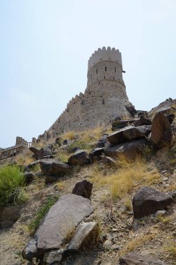 Nisan ayında Najd Al Miqsar 'daki antik kaledeki gözetleme kulesinin manzarası. Najd Al Miqsar, Khor Fakkan 'ın batısında, BAE' nin başkenti Sharjah 'ta terk edilmiş tarihi bir yerleşim yeridir..