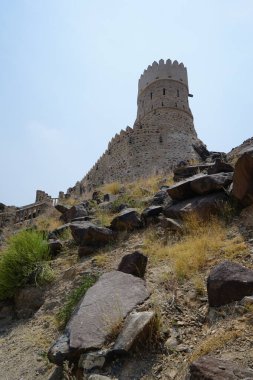 Nisan ayında Najd Al Miqsar 'daki antik kaledeki gözetleme kulesinin manzarası. Najd Al Miqsar, Khor Fakkan 'ın batısında, BAE' nin başkenti Sharjah 'ta terk edilmiş tarihi bir yerleşim yeridir..