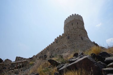Nisan ayında Najd Al Miqsar 'daki antik kaledeki gözetleme kulesinin manzarası. Najd Al Miqsar, Khor Fakkan 'ın batısında, BAE' nin başkenti Sharjah 'ta terk edilmiş tarihi bir yerleşim yeridir..