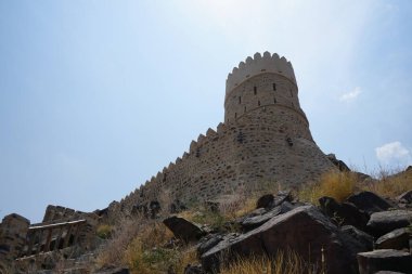 Nisan ayında Najd Al Miqsar 'daki antik kaledeki gözetleme kulesinin manzarası. Najd Al Miqsar, Khor Fakkan 'ın batısında, BAE' nin başkenti Sharjah 'ta terk edilmiş tarihi bir yerleşim yeridir..
