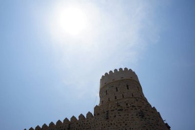 Nisan ayında Najd Al Miqsar 'daki antik kaledeki gözetleme kulesinin manzarası. Najd Al Miqsar, Khor Fakkan 'ın batısında, BAE' nin başkenti Sharjah 'ta terk edilmiş tarihi bir yerleşim yeridir..