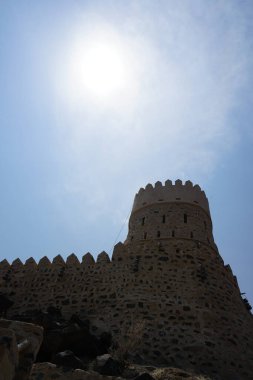 Nisan ayında Najd Al Miqsar 'daki antik kaledeki gözetleme kulesinin manzarası. Najd Al Miqsar, Khor Fakkan 'ın batısında, BAE' nin başkenti Sharjah 'ta terk edilmiş tarihi bir yerleşim yeridir..