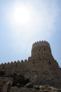 Nisan ayında Najd Al Miqsar 'daki antik kaledeki gözetleme kulesinin manzarası. Najd Al Miqsar, Khor Fakkan 'ın batısında, BAE' nin başkenti Sharjah 'ta terk edilmiş tarihi bir yerleşim yeridir..