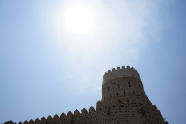Nisan ayında Najd Al Miqsar 'daki antik kaledeki gözetleme kulesinin manzarası. Najd Al Miqsar, Khor Fakkan 'ın batısında, BAE' nin başkenti Sharjah 'ta terk edilmiş tarihi bir yerleşim yeridir..