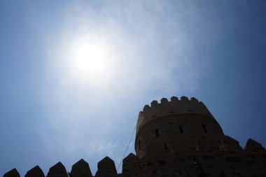 Nisan ayında Najd Al Miqsar 'daki antik kaledeki gözetleme kulesinin manzarası. Najd Al Miqsar, Khor Fakkan 'ın batısında, BAE' nin başkenti Sharjah 'ta terk edilmiş tarihi bir yerleşim yeridir..