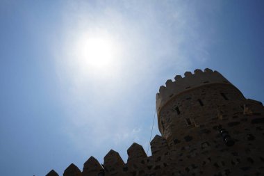 Nisan ayında Najd Al Miqsar 'daki antik kaledeki gözetleme kulesinin manzarası. Najd Al Miqsar, Khor Fakkan 'ın batısında, BAE' nin başkenti Sharjah 'ta terk edilmiş tarihi bir yerleşim yeridir..