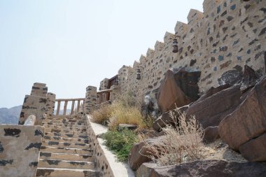 Nisan ayında Najd Al Miqsar 'daki antik kale manzarası. Najd Al Miqsar, Khor Fakkan 'ın batısında, BAE' nin başkenti Sharjah 'ta terk edilmiş tarihi bir yerleşim yeridir..