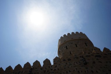 Nisan ayında Najd Al Miqsar 'daki antik kaledeki gözetleme kulesinin manzarası. Najd Al Miqsar, Khor Fakkan 'ın batısında, BAE' nin başkenti Sharjah 'ta terk edilmiş tarihi bir yerleşim yeridir..