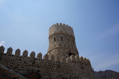 Nisan ayında Najd Al Miqsar 'daki antik kaledeki gözetleme kulesinin manzarası. Najd Al Miqsar, Khor Fakkan 'ın batısında, BAE' nin başkenti Sharjah 'ta terk edilmiş tarihi bir yerleşim yeridir..