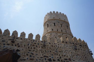 Nisan ayında Najd Al Miqsar 'daki antik kaledeki gözetleme kulesinin manzarası. Najd Al Miqsar, Khor Fakkan 'ın batısında, BAE' nin başkenti Sharjah 'ta terk edilmiş tarihi bir yerleşim yeridir..