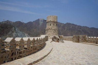 Nisan ayında Najd Al Miqsar 'daki antik kaledeki gözetleme kulesinin manzarası. Najd Al Miqsar, Khor Fakkan 'ın batısında, BAE' nin başkenti Sharjah 'ta terk edilmiş tarihi bir yerleşim yeridir..